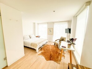 Deluxe Room | In-room safe, desk, blackout curtains, iron/ironing board - Lucitania Hotel Boutique (Bogotá)