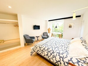 Deluxe kamer | Een kluis op de kamer, een bureau, verduisterende gordijnen