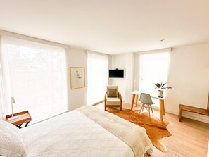 Deluxe kamer | Een kluis op de kamer, een bureau, verduisterende gordijnen