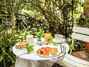 Daily continental breakfast for a fee - Lucitania Hotel Boutique (Bogotá)