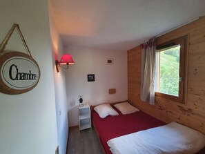 1 bedroom, bed sheets