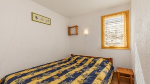 1 chambre, fer et planche à repasser