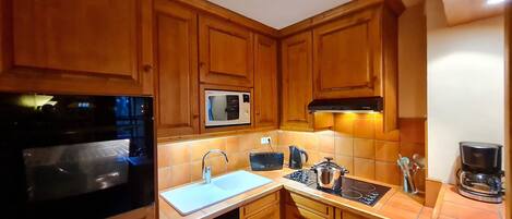 Kühlschrank, Mikrowelle, Ofen, Geschirrspüler