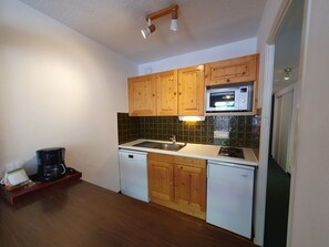 Fridge, microwave, dishwasher, coffee/tea maker