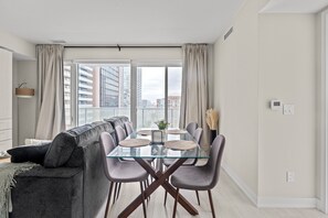 Exclusive Apartment, 2 Bedrooms, Kitchen, City View | In-room dining