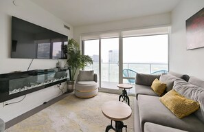 Appartement supérieur, 3 chambres, balcon, vue sur la ville | Aire de séjour | Téléviseur à écran plat, Netflix, Hulu, services de diffusion en continu