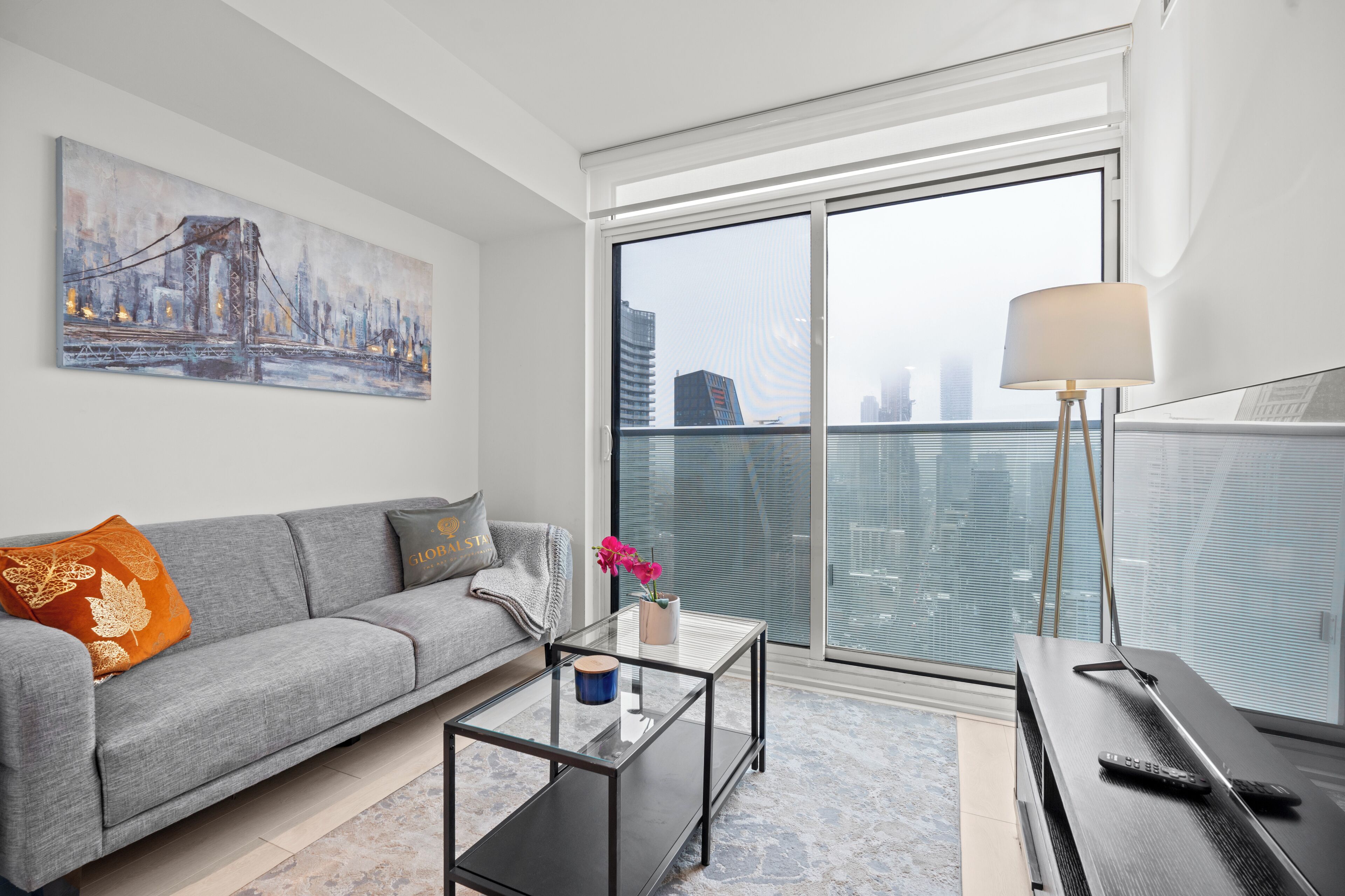 Junior appartement, 1 slaapkamer, uitzicht op stad | Woonruimte | Een 43-inch flatscreentelevisie met digitale zenders, Netflix en Hulu