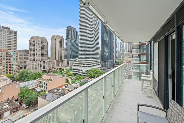 Apartamento exclusivo, 2 habitaciones, cocina, vistas a la ciudad | Balcón