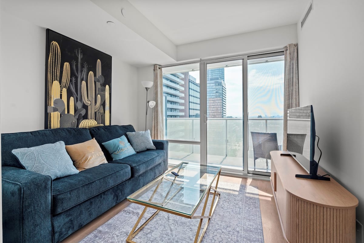 Apartamento superior, 1 habitación, vistas a la ciudad | Zona de estar | Una televisión de pantalla plana, Netflix, servicios de streaming