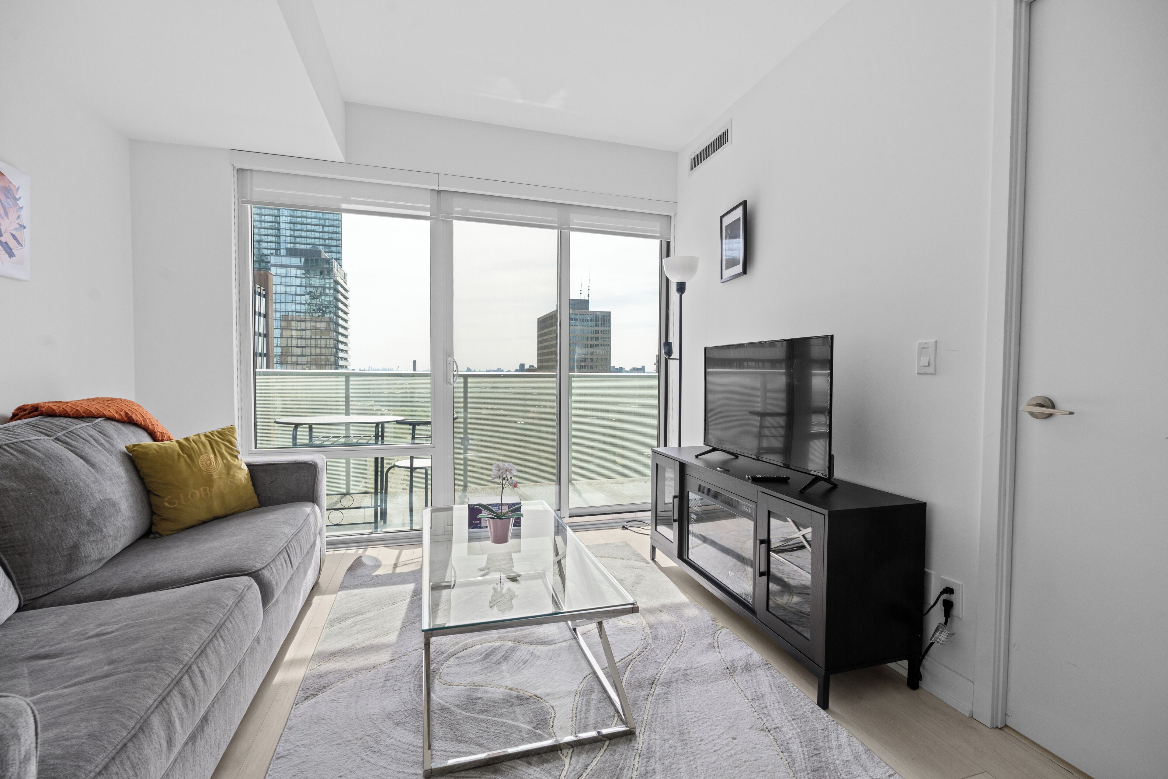 Departamento junior, 1 habitación, vista a la ciudad | Área de sala de estar | Televisión de pantalla plana, Netflix, Hulu y servicios de streaming 