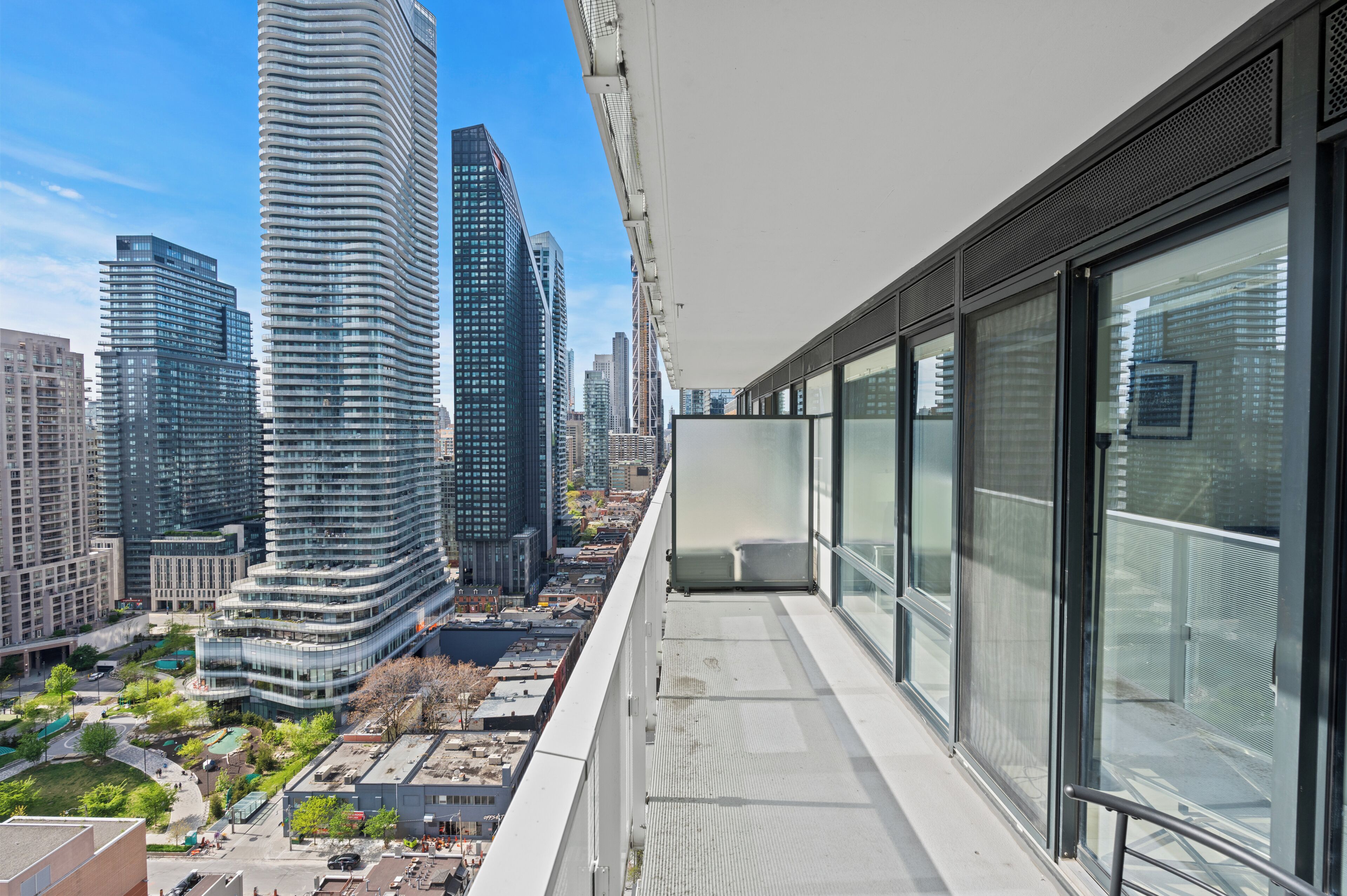 Ein hoch aufragendes Gebäude mit modernem Design, großen Fenstern und Blick auf die Stadtlandschaft.
