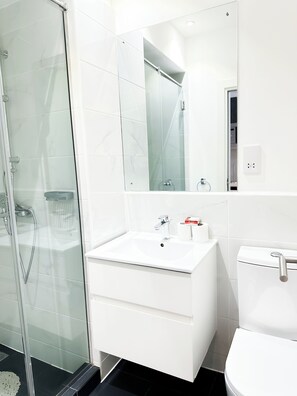 Een douche, een haardroger, handdoeken, zeep