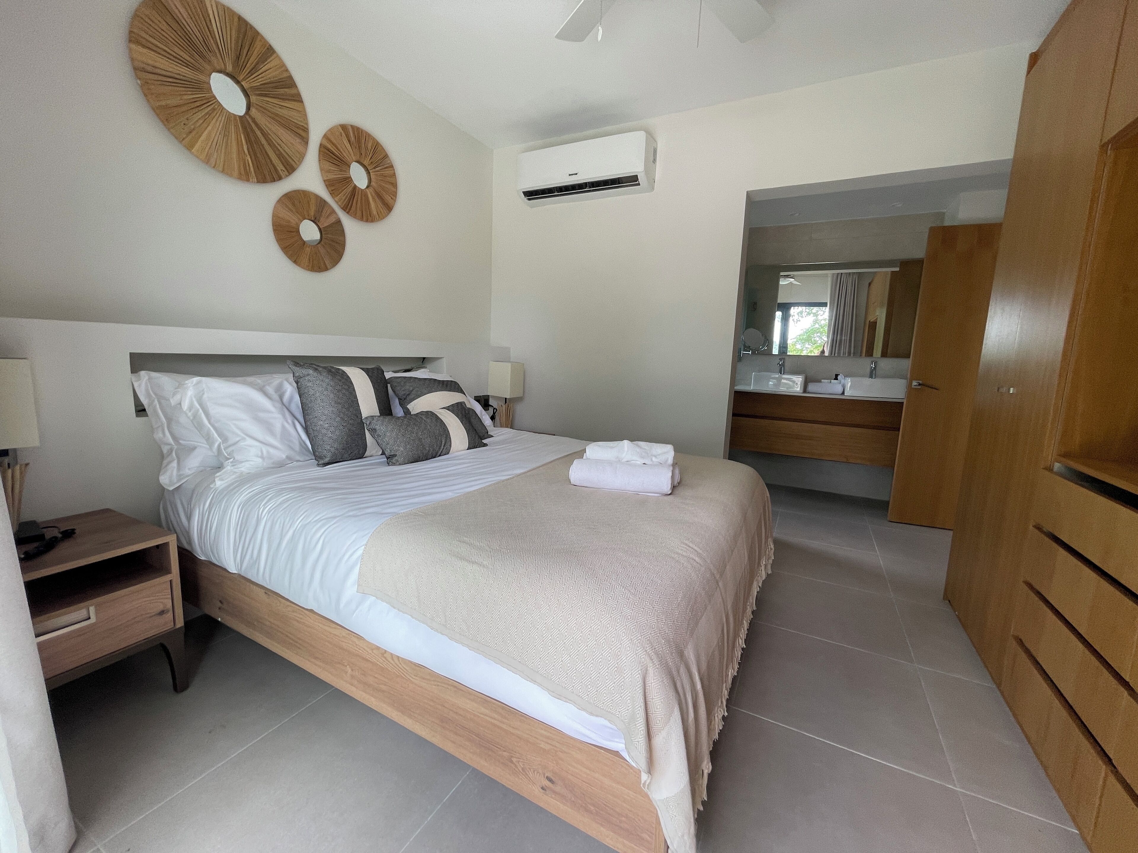 3 bedrooms, iron/ironing board, WiFi, bed sheets