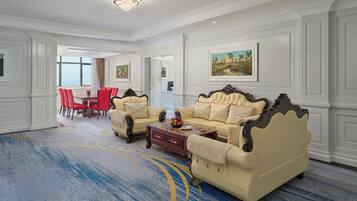 Suite presidencial, 1 cama de matrimonio grande, no fumadores | Sala de estar | Televisión de pantalla plana de 52 pulgadas con canales por cable