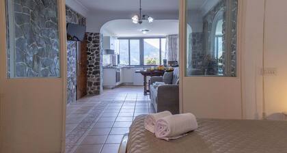 AMORE RENTALS - Casa Assunta with Parking and Air Conditioning