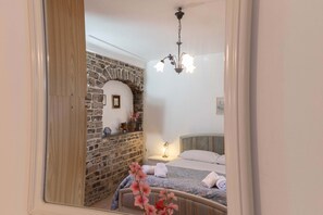 Tabla de planchar con plancha, wifi gratis, ropa de cama