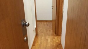 A hallway with wooden flooring and doors. - Belomont6 Apartments (Porto)