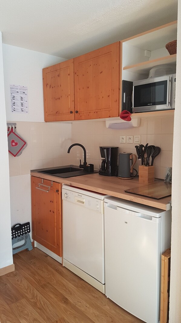 ثلاجة، ميكروويف، غسالة أطباق، ماكينة لصنع القهوة/الشاي