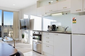 Fridge, microwave, oven, stovetop - City Vista Apt with Views, Pool and Gym (Auckland CBD)
