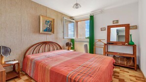 1 dormitori i planxa i posts de planxar