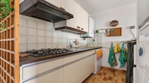 Réfrigérateur, micro-ondes, lave-vaisselle, cafetière/bouilloire