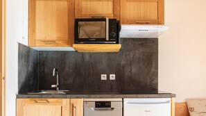 Fridge, microwave, dishwasher, coffee/tea maker