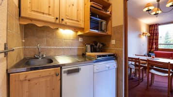 Réfrigérateur, micro-ondes, lave-vaisselle, cafetiÚre/bouilloire