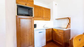 Fridge, microwave, dishwasher, coffee/tea maker