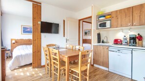 Fridge, microwave, dishwasher, coffee/tea maker