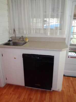 雪櫃、微波爐、焗爐、爐具