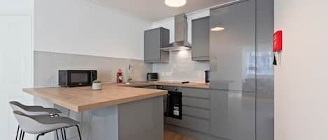 Kühlschrank, Mikrowelle, Ofen, Herdplatte
