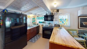 Fridge, microwave, oven, stovetop - 443 Lynn Avenue Charming two bedroom in Lakeside! (Lakeside)