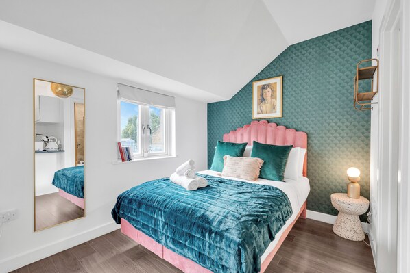 Strykejern/-brett, reiseseng for barn, wi-fi og sengetøy