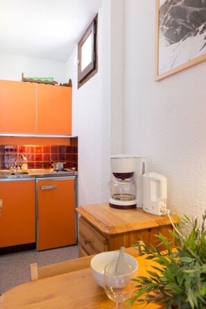 Fridge, oven, coffee/tea maker, toaster