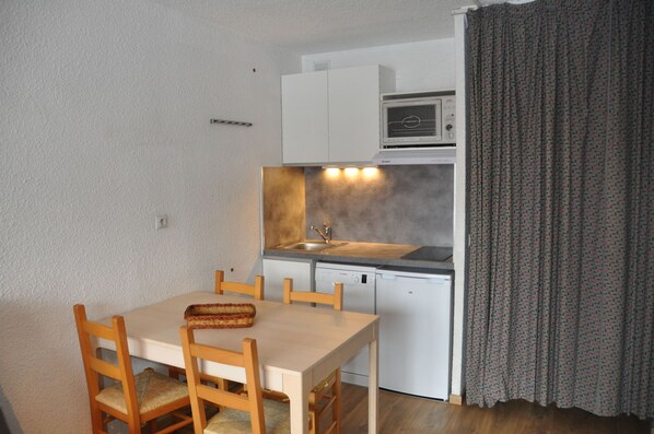 Fridge, microwave, dishwasher, cookware/dishes/utensils
