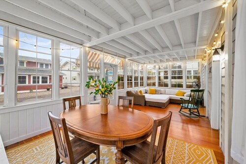 Beautiful, modern cottage with lake views inside Lakeside!