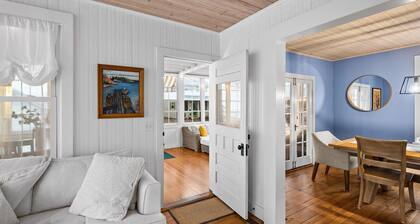 Beautiful, modern cottage with lake views inside Lakeside!