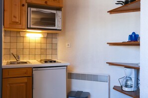 Fridge, microwave, coffee/tea maker, cookware/dishes/utensils