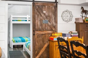 4 bedrooms, WiFi - 228 Laurel Close to Downtown and the Lake! (Lakeside)