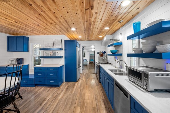 Fridge, microwave, oven, stovetop - 228 Laurel Close to Downtown and the Lake! (Lakeside)