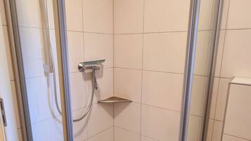 Douche, savon, papier toilette