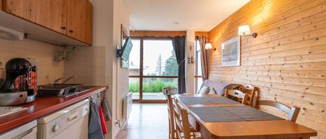 Een koelkast, een magnetron, een vaatwasser