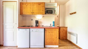 Kylskåp, mikrovågsugn, diskmaskin och kaffe- och tebryggare