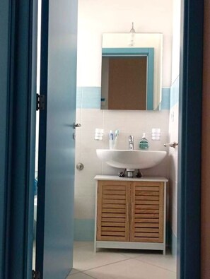 Douche, sĂšche-cheveux, bidet, serviettes fournies