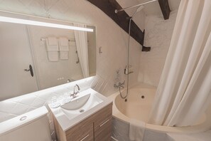 Kamar Double Deluks, balkon | Kamar mandi | Pengering rambut, handuk, sabun, dan sampo