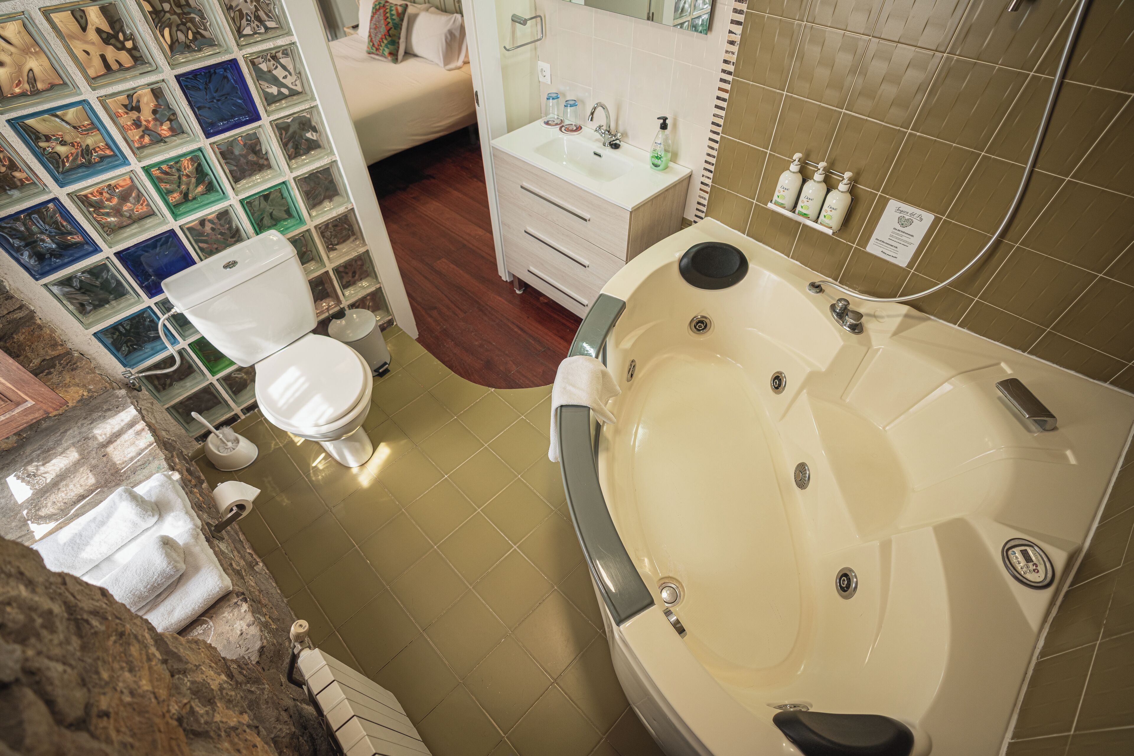 Deluxe tweepersoonskamer, 1 queensize bed, bad | Badkamer | Een haardroger, handdoeken, zeep, shampoo