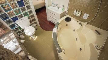 Deluxe tweepersoonskamer, 1 queensize bed, bad | Badkamer | Een haardroger, handdoeken, zeep, shampoo