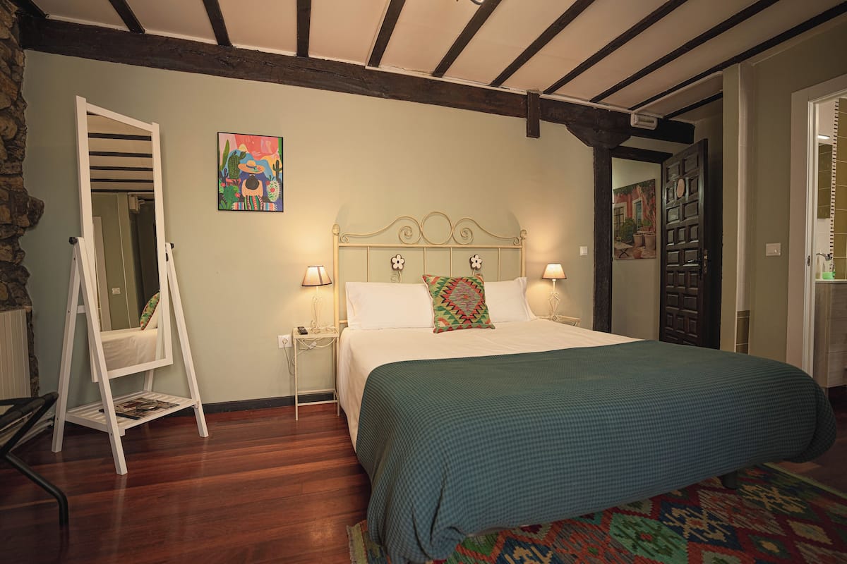 Deluxe tweepersoonskamer, 1 queensize bed, bad | Een kluis op de kamer, verduisterende gordijnen, gratis wifi, beddengoed