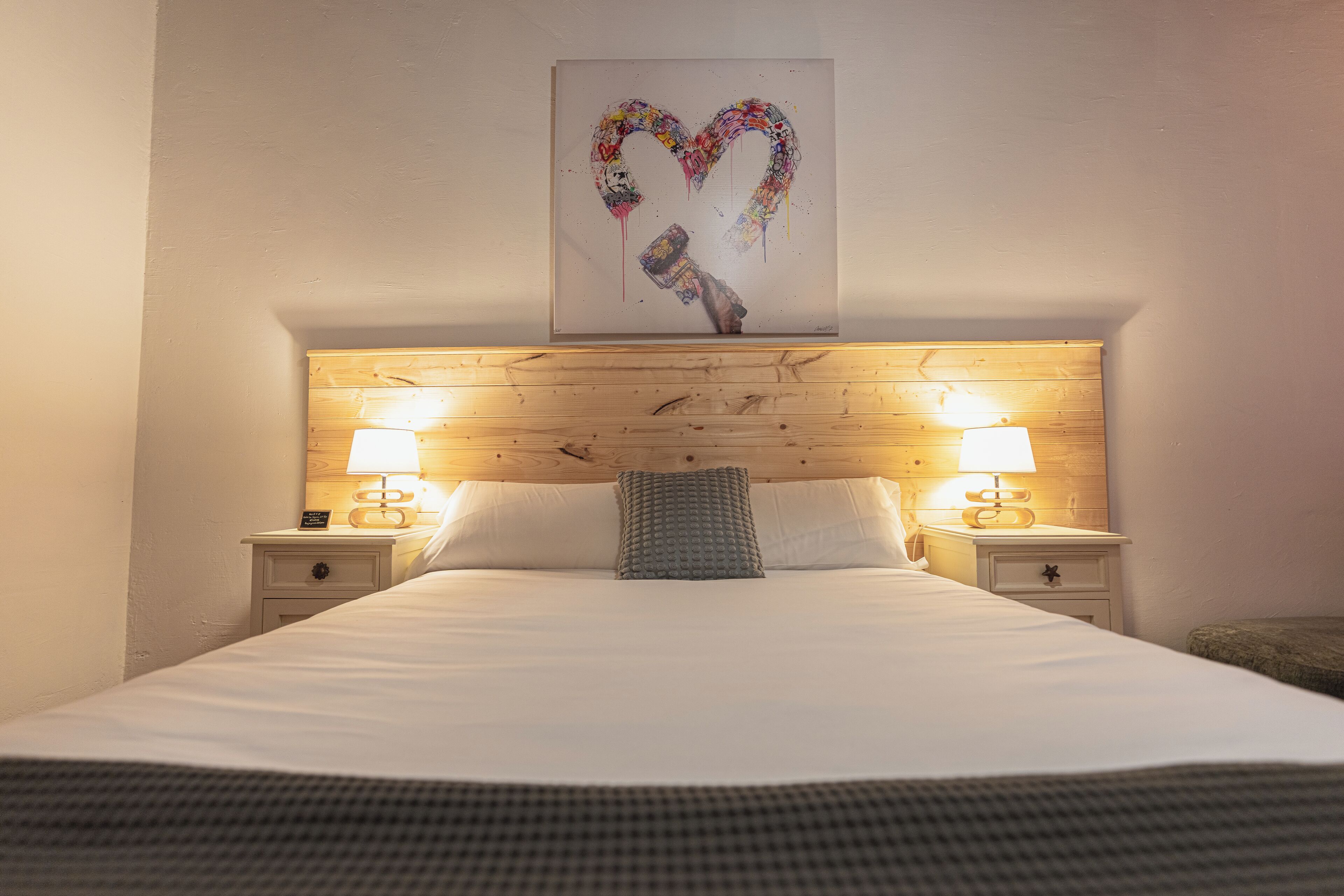 Økonomi-dobbeltrom | Safe på rommet, blendingsgardiner, wi-fi (inkludert) og sengetøy