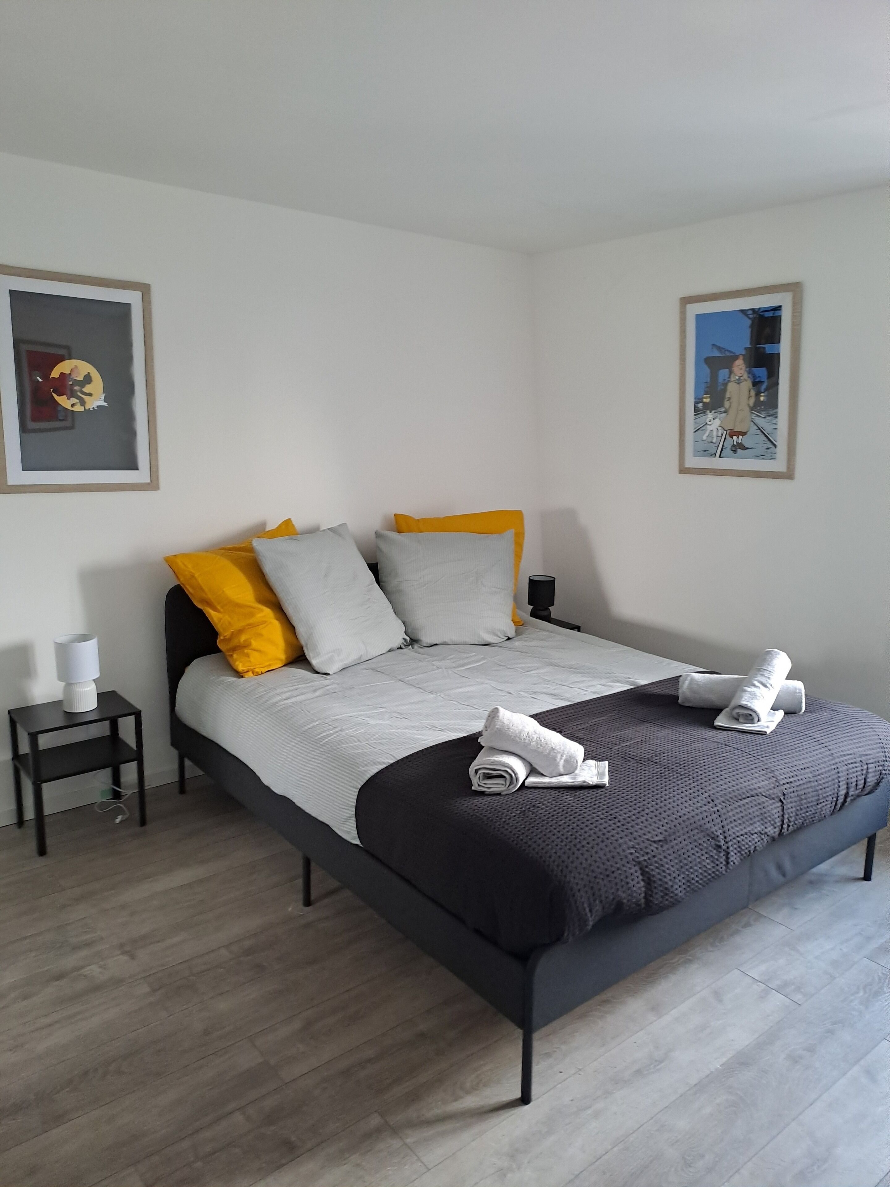 2 bedrooms, desk, WiFi, bed sheets